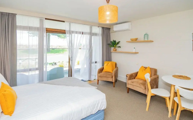 Whispering Sands Motel