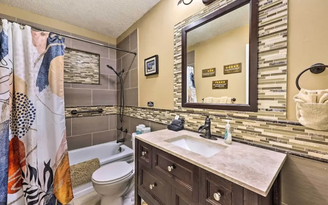 Holiday Island Home: Hot Tub & Wood Stove!