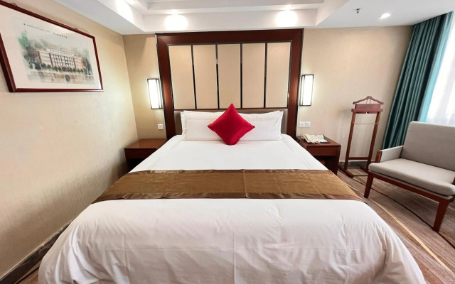 Skyline Plaza Hotel