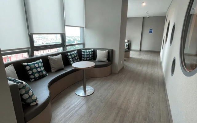 Staycation Jakarta Holland Village