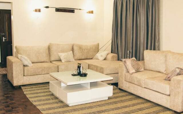 IKULU SUITES-Elegant Artistic 2-Bedroom Home