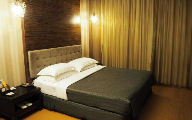 The Riverside Hotel & Motel