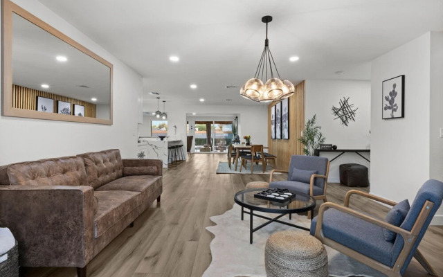 Desert Dreaming Deluxe Retreat w Pool Putt