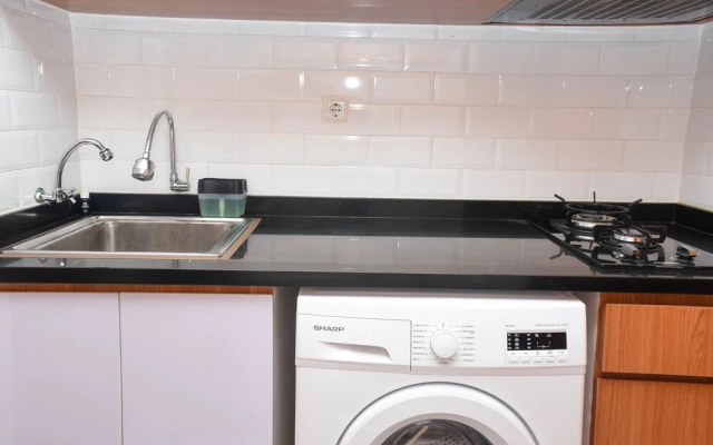 Homey 1Br With Living Room At Grand Kamala Lagoon Apartment