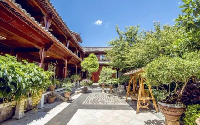 Lijiang Qianxuelou Hotel