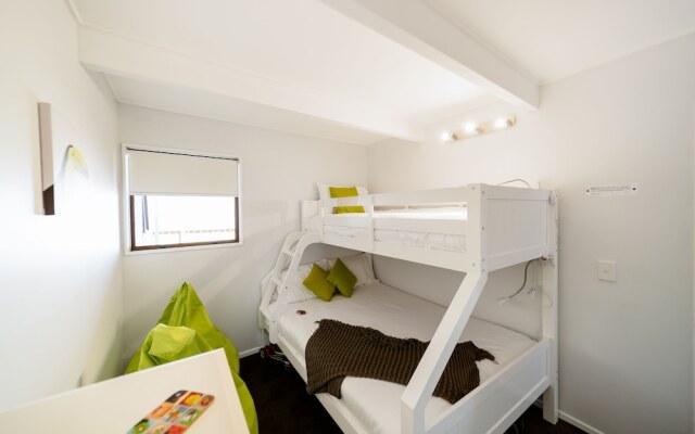 Central, modern city loft style home - CBD