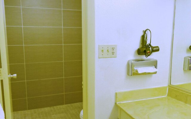Econo Lodge North