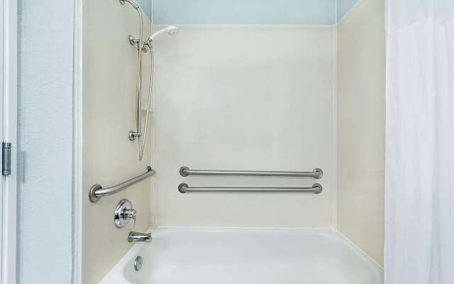 Days Inn & Suites by Wyndham Dallas