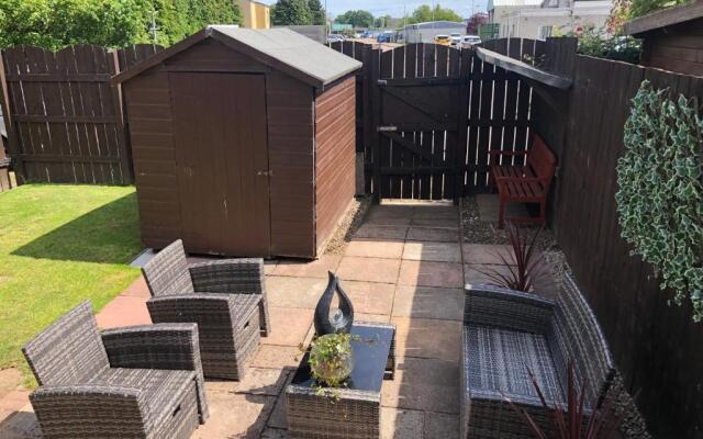 Delightful, central 3 bedroom house with garden.