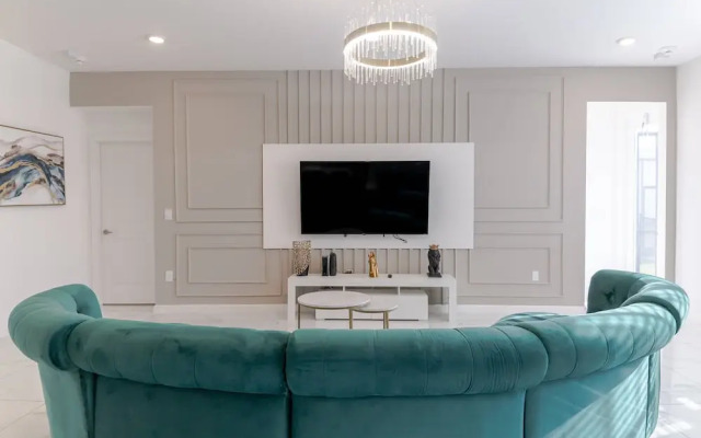 Sophisticated 9 Bedroom Close to Disney