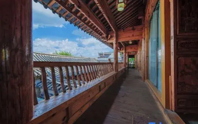 Jianshui Yanqitang Private Courtyard Inn (Jianshui Ancient City Small Train Store)