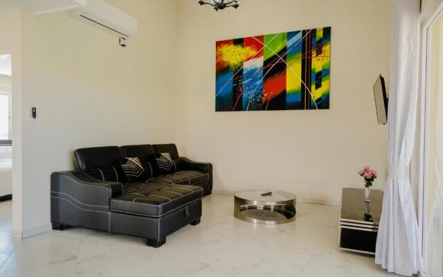 Huge 4-bedroom Apartment 2 km From Eagle Beach