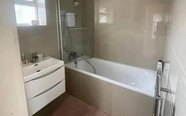 Charming House With Garden - Sleeps 6 & Parking