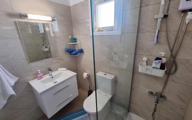 Super Modern Beachfront 1 bedroom - sleeps 4