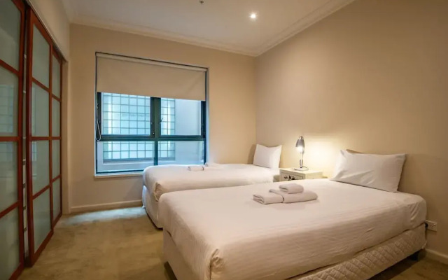 Elegant 4B 2B Unit in Melbourne CBD w/ Parking!