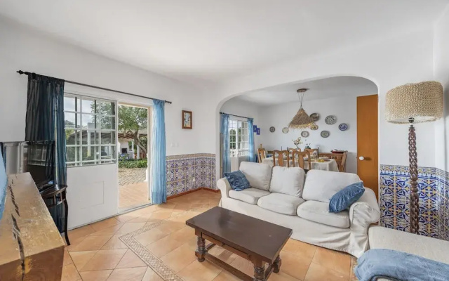 Muxima in Quelfes With 3 Bedrooms and 2 Bathrooms