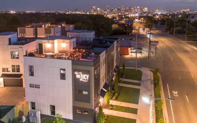 Rooftop Fire Pit Skyline Views Near Broadway