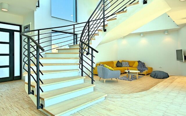 Lush Villa in Belavici with Pool & High-End Kitchen