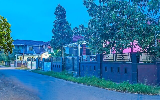 SPOT ON 92466 Adam Kost SyariahNearWisata Jembatan Barito