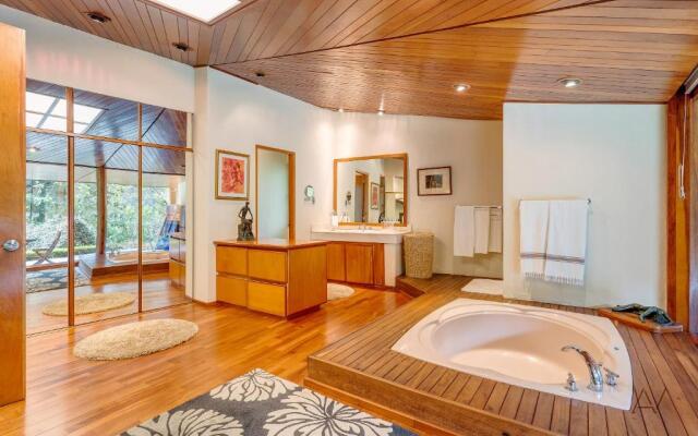 Lavish Villa with Pool I Jacuzzi, Gym & Tennis Court