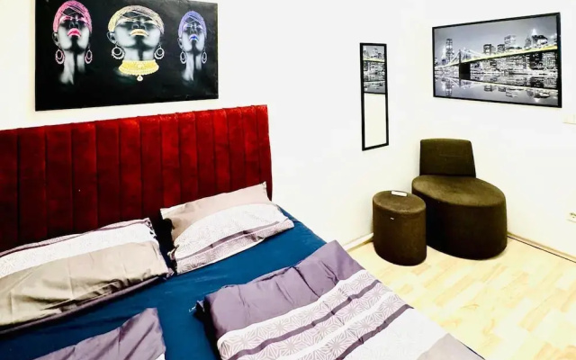 Bright 4BR Apt for 8 Near FAC Platz