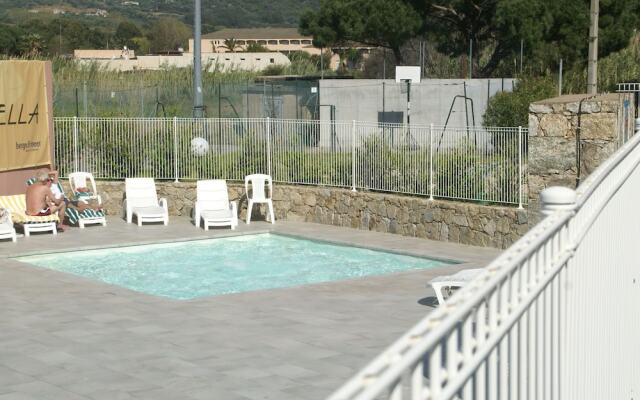Spacious house, 100m from the beach, swimming pool.