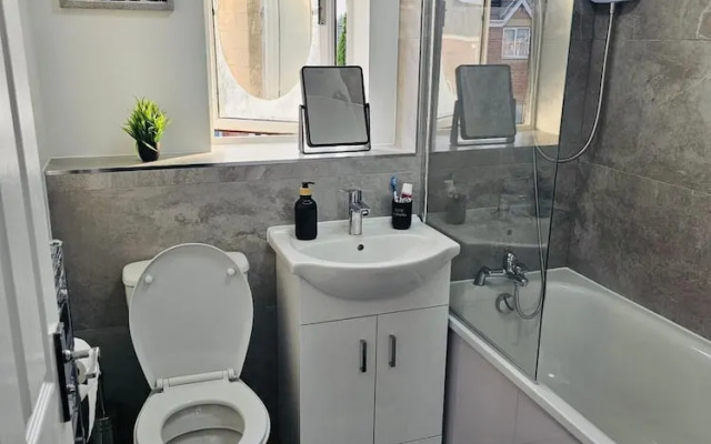 Stylish 3 Bed Home Parking City centre