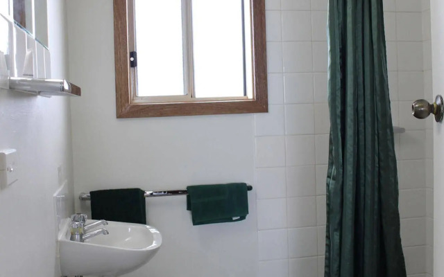 Hanson Bay Wildlife Sanctuary and Cabins