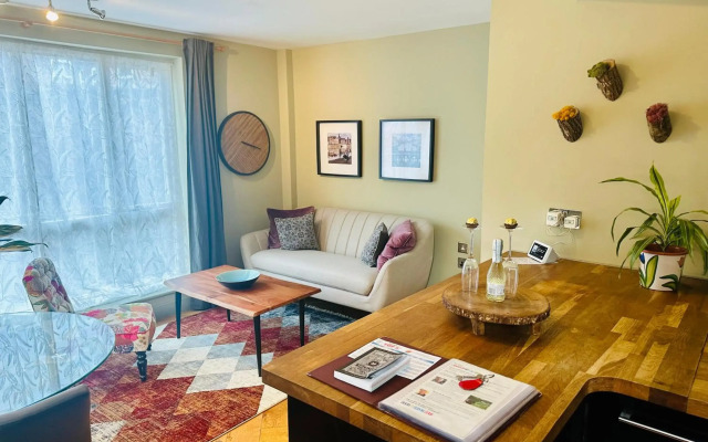 Easy Walk City Centre Flat with Free Parking