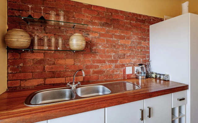 Private Studio flatlet, Uncapped Wifi, Netflix,Full DSTV