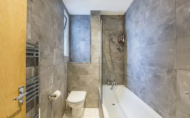 Private Homely Bedroom in Kensington R1