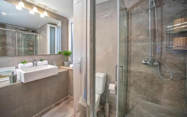 Newly Renovated 1730's Venetian Loft (02) !