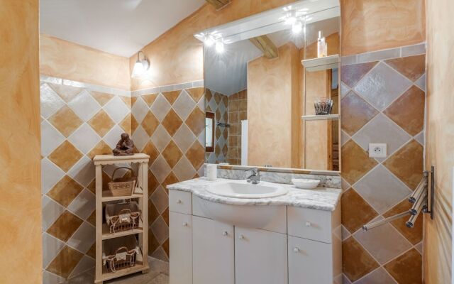 18th Century, Cosy Middle House in Barjols