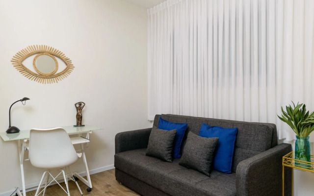 Design & Veranda next to Mahane Yehuda Market by FeelHome