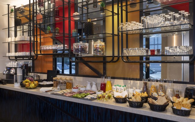 Le 12 Hotel