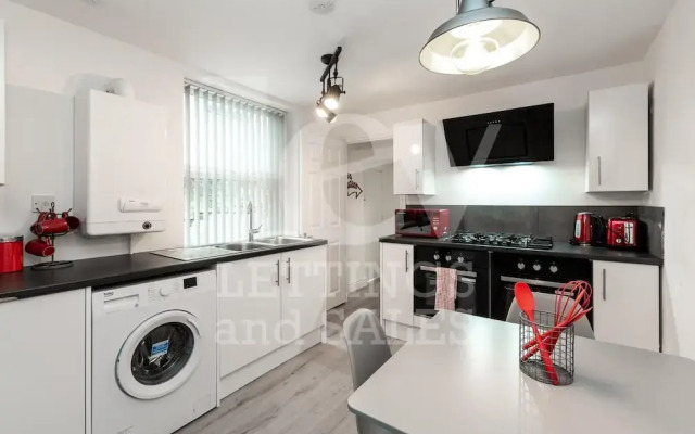Lush Apartment 5 Bedroom House - WBR