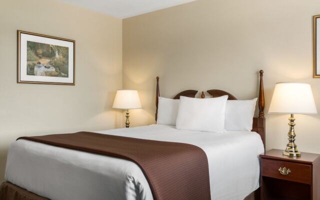 Travelodge Kingston LaSalle Hotel