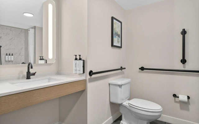 Crowne Plaza Virginia Beach Town Center by IHG