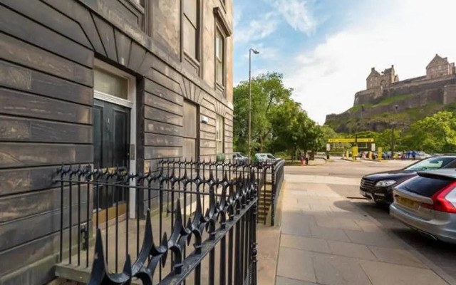 Castle View Spacious 3-bedroom Apartment