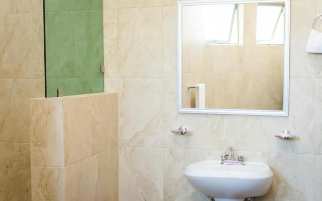 La Lola Hotel & Suites