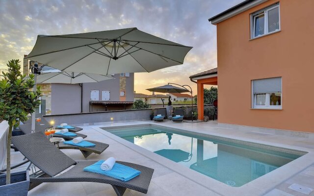 Modern Villa With Pool and Parasol in Pula