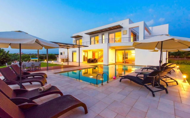 Sparkling Villa in Acrotiri with Private Pool near Sea Beach