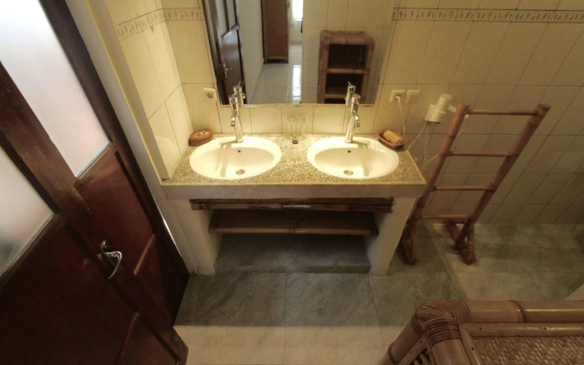 Chonos Hotel Lovina