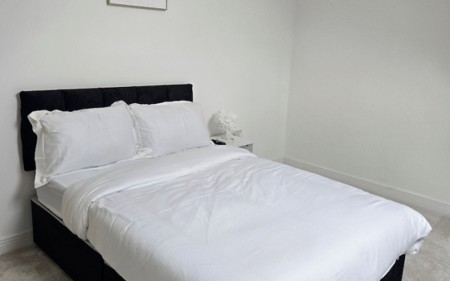 House Sleeps 2 With Garden and Parking