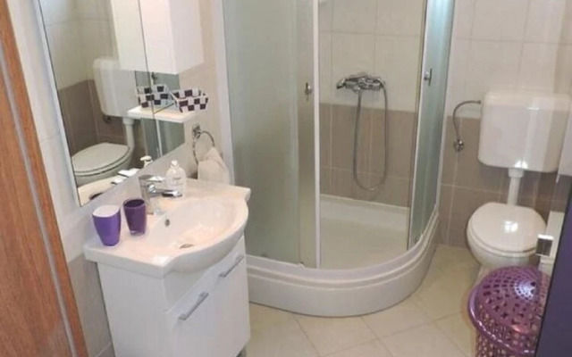 Pet - 20m From the sea - H