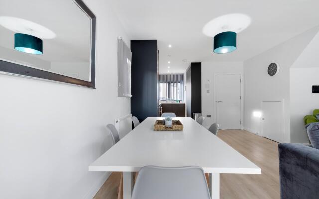 Modern 4 Bedroom House 01 With Parking in Farnham