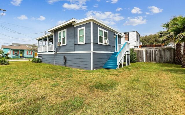 Tina Marie - Just 1 Block To Seawall Beach! 3 Bedroom Home by Redawning