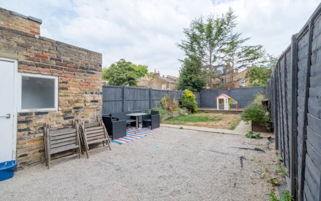 Lovely 3 Bedroom Apartment in Clapton With Garden