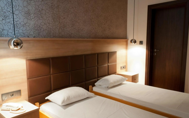 Metropolis Hotel