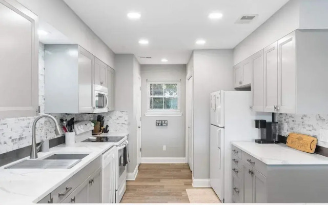 Great Escape II - Resort Style 2 BDR Condo on Golf Course w/ Pool!